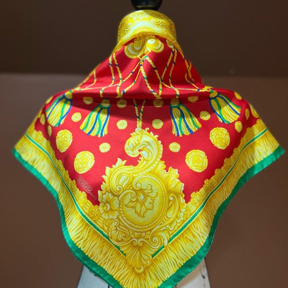 Beautiful Vintage Silk Scarf, Size 34x34 inches